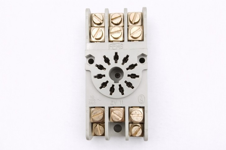 zoccolo-base-per-relè-undecal-11-pin-guida-din